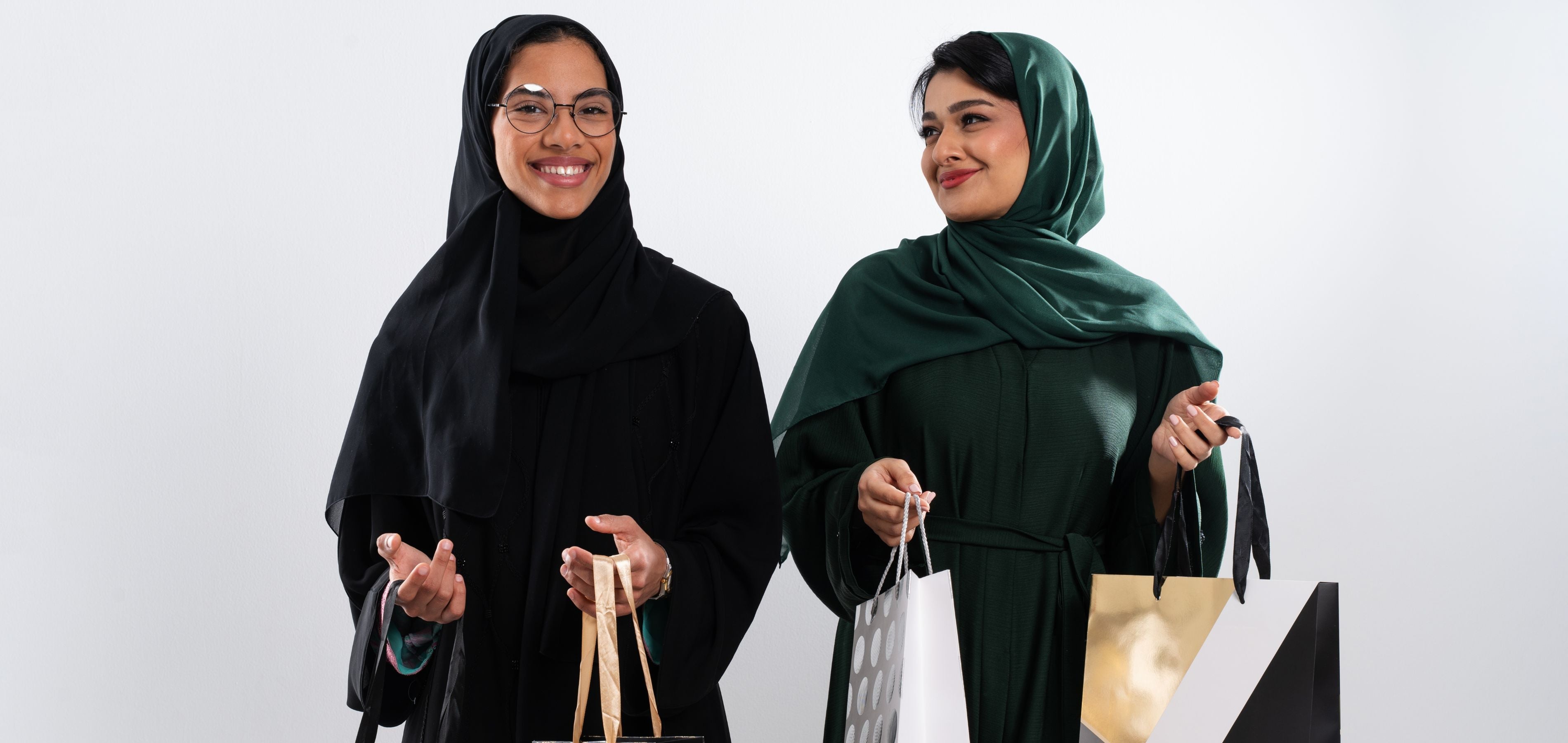 الفخامة الصامتة: لماذا تبحث المرأة العصرية عن العبايات الـ Minimalist؟